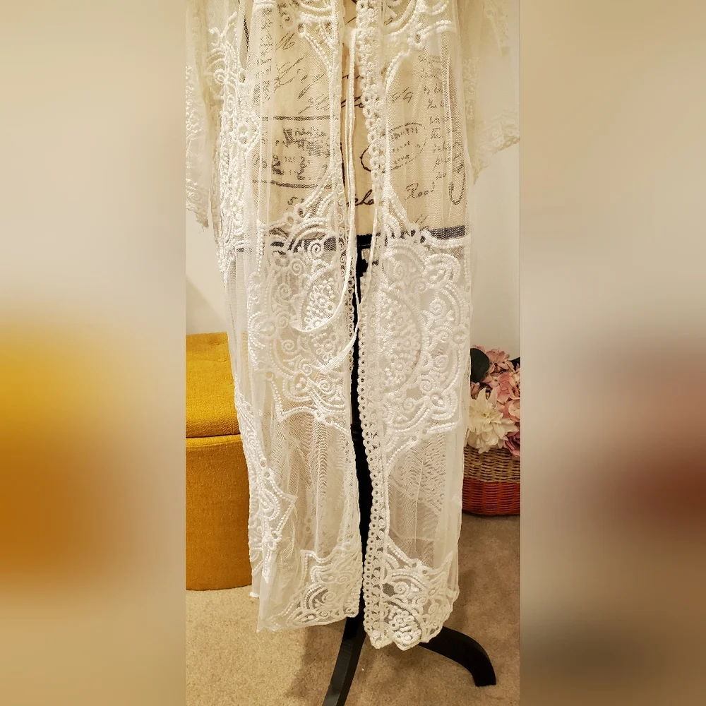 Elegant Cream Lace Kimono Cardigan Size. ML.